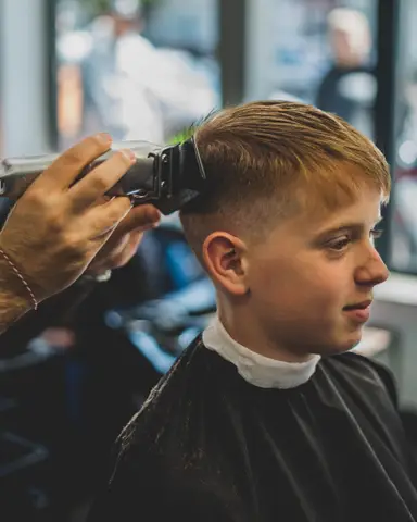 Jongen krijgt een strakke skin fade