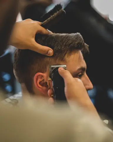 Bakkebaard strak bijwerken met de trimmer