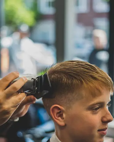 Strakke fade bij een jongen, zijaanzicht