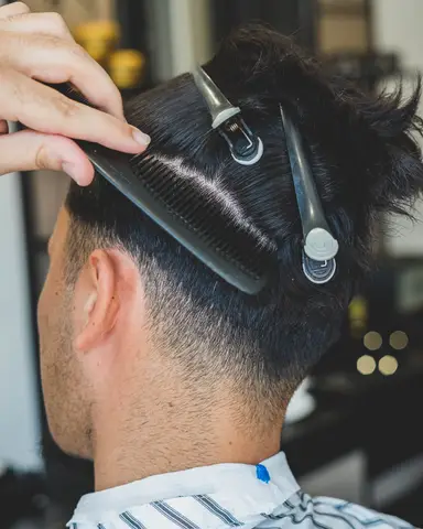 Achterkant van het hoofd met kam en strakke fade