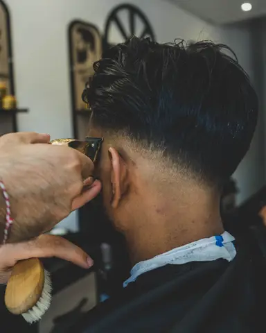 Fade afgewerkt met de gouden tondeuse, achterkant