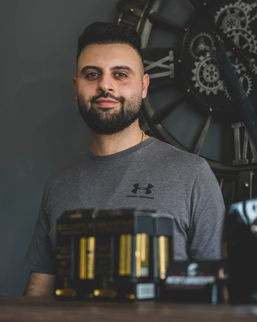 Matay Ilik, oprichter en meesterbarbier van Matay's Barbershop in Enschede
